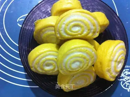 Milky pumpkin double-coloured buns