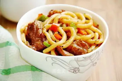 Black pepper and pork fried noodles