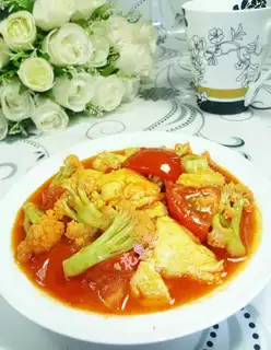 Eggs and tomatoes and broccoli