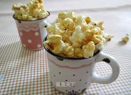 Caramel milk and popcorn