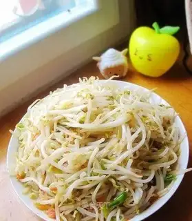 Sour green bean sprouts