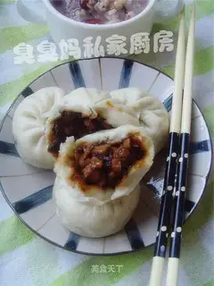 Pork buns with dried vegetables and pickled vegetables