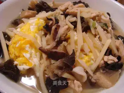 Noodles in seafood soup with chicken sauce