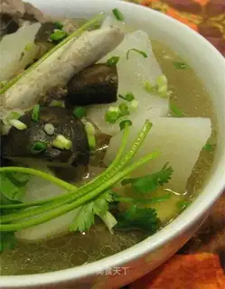 Sheep bone and radish soup