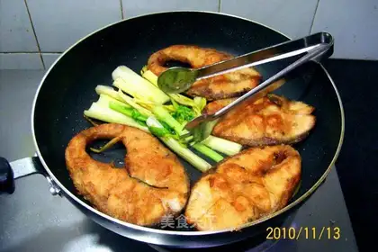 Pan-fried golden fish with crispy shells