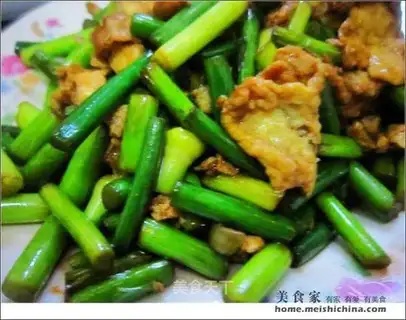 Scrambled garlic sprouts with eggs