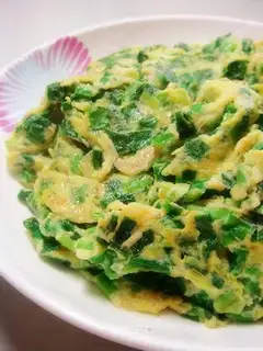 Scrambled eggs with leek and shrimp skin