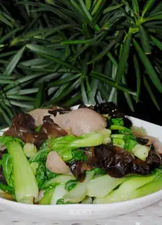 Hot dogs and fungus stir-fried rapeseed