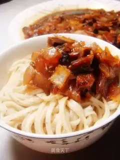 Noodles with mushroom and onion with diced pork sauce