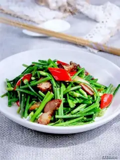stir-fried bacon with chives and leeks