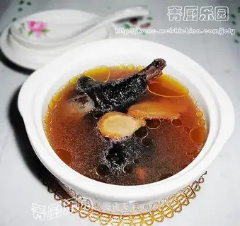 Ganoderma lucidum, American ginseng and black chicken soup