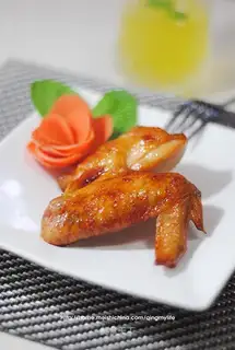 Gold BBQ roasted wings