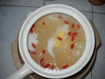 Crystal sugar white fungus pigeon egg custard