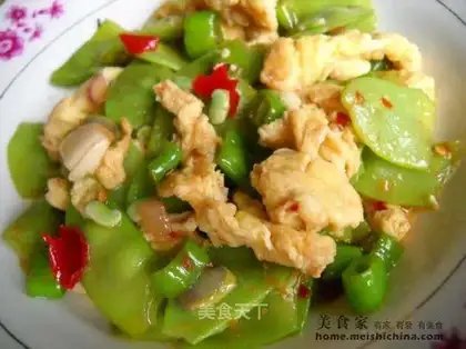 stir-fried eggs with lentils in sauce