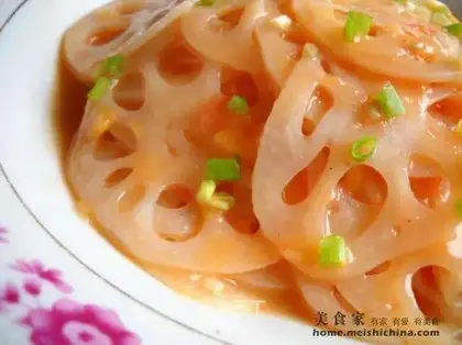 Fresh lotus root slices in tomato sauce