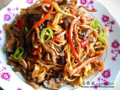 Shredded squid with mushrooms, bamboo shoots and pepper
