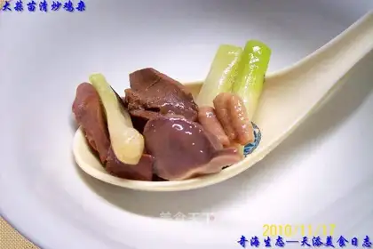 stir-fried chicken offal with garlic seedlings