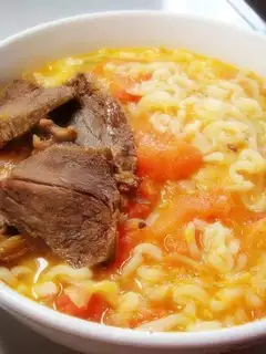 Beef noodles with tomato and cabbage