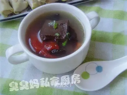 Pig blood, tomato and fungus soup