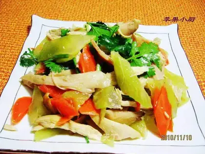 Shredded chicken with lettuce and pepper oil