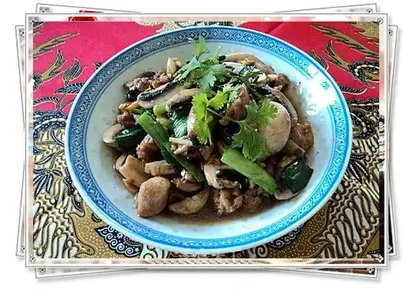 stir-fried chicken and mushrooms with ginger and garlic