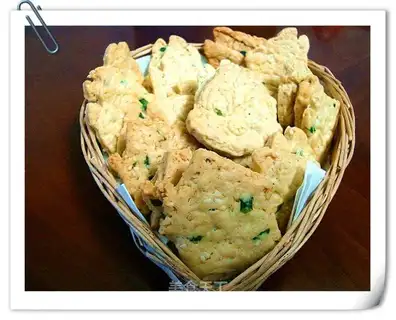 Shallots and sesame biscuits