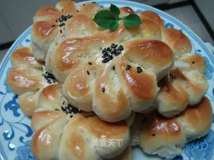 Coconut and chrysanthemum buns