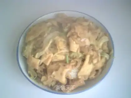 Stewed cake with cabbage