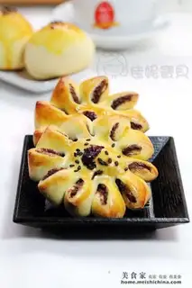 Roasted steamed buns with coarse grains and chrysanthemum
