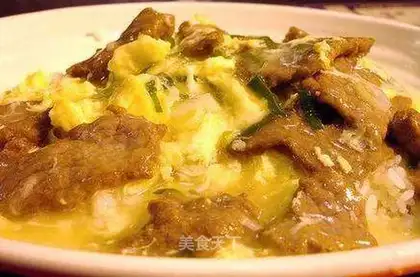 Scrambled beef with slippery eggs