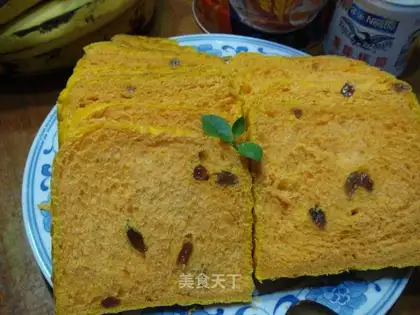 Raisins and pumpkin toast