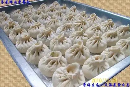 Chinese buns with shepherd's purse and fresh meat