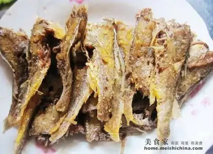 Dry fried small yellow croaker