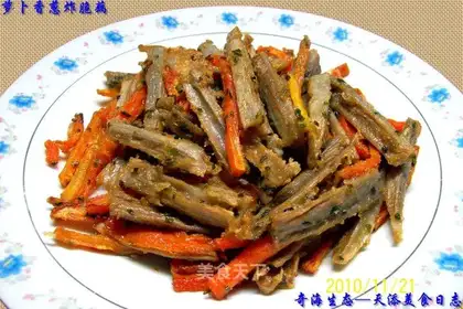 Fried crispy lotus root with radish and onion