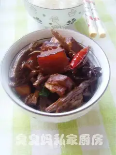 Stewed pork belly with tea tree mushrooms