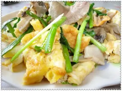 Scrambled eggs with clams