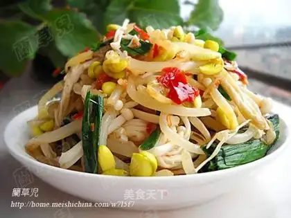 Chop pepper and golden lily bean sprouts