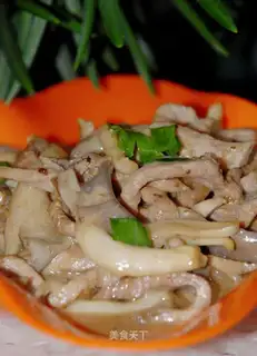 Straw mushroom slices