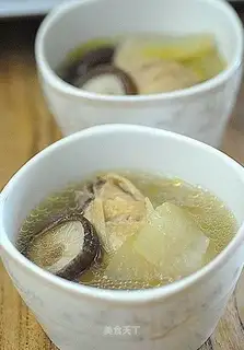 Chicken soup with mushroom and white gourd