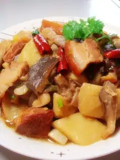 Stewed pork slices with potatoes and mushrooms