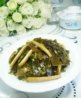 The pickled and fried seaweed