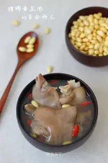 Pig hoof soy soup