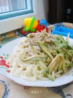 Sesame sauce cucumber noodles