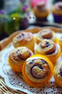 Milk and blueberry rolls