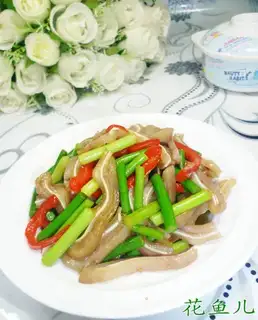 Garlic fried pig ears