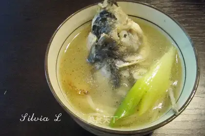 Cook fish head soup