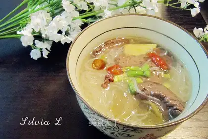 Sour duck blood fan soup
