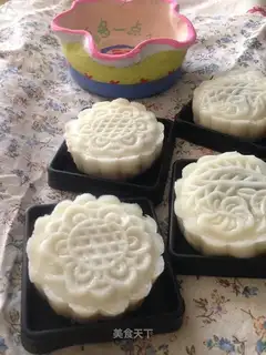 Sweet ice-cream mooncake