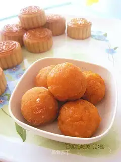 Pumpkin moon pie