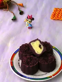 Purple potato cream cherry mooncake
